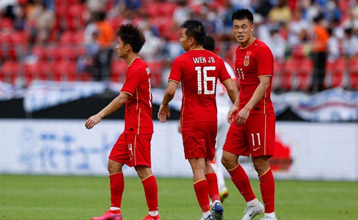 争强对抗!中国足球联赛场上奋起 争强对抗!中国足球联赛场上奋起