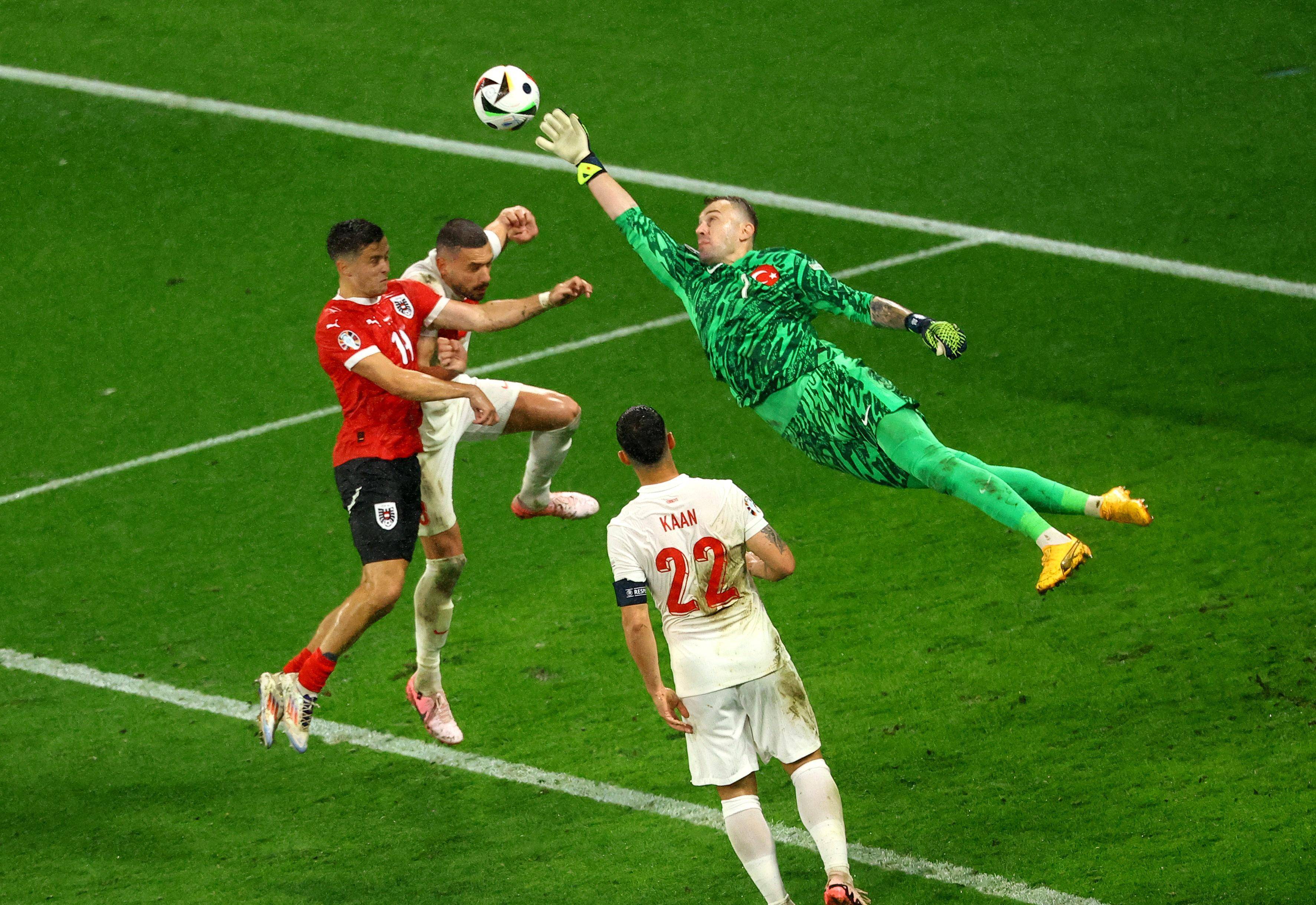 欧洲杯预选赛精彩对决，球场上风云变幻