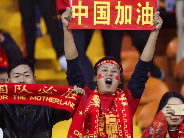 熊猫直播tv-国内足球队员表现出色，赢得球迷喝彩